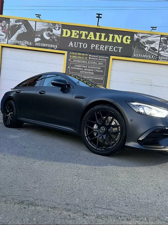 Матовый Mercedes-AMG GT 4-Door у ворот студии