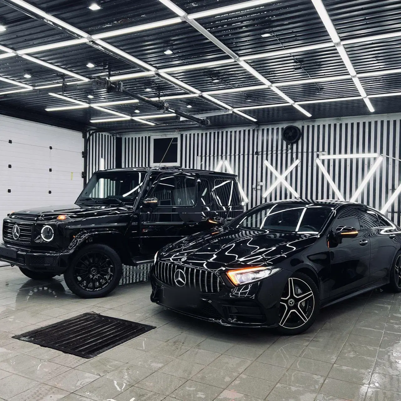 Чёрные Mercedes-Benz G-класс и CLS в боксе AP Детейлинг под светодиодной сеткой